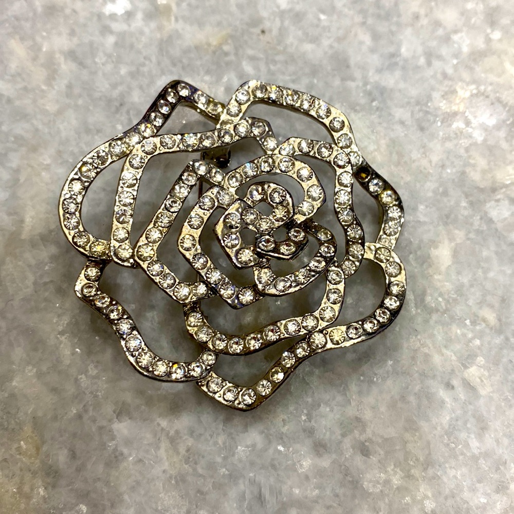 Flower studded pin, brand new. Beautiful!